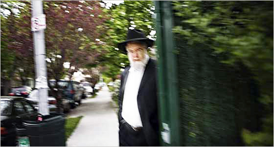 Yehuda Kolko all'uscita dalla sua abitazione di New York pedofili_kosher_2b.jpg