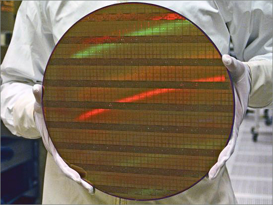 intel_300mm_45nm_wafer.jpg