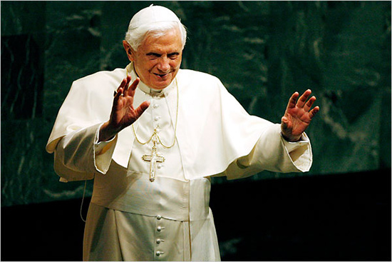 Benedict-before-the-thronged-General-Assembly-hall-after-an-introduction-by-Mr.-Ban.jpg