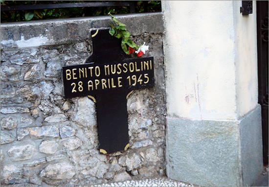 Croce marcante il luogo, in Giulino di Mezzegra, dove Mussolini fu giustiziato Cross_mezzegra.jpg