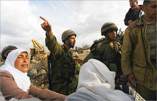 La paura di un piccolo palestinese davanti agli orrori israeliani Israeli-bulldozers.jpg