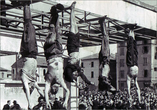 Piazzale Loreto, 1945 Mussolini_e_Petacci_a_Piazzale_Loreto,_1945.jpg