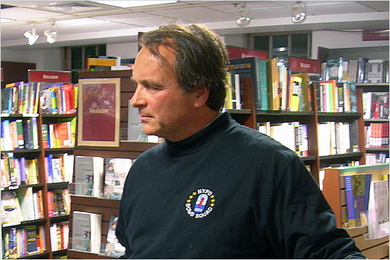 L'ex agente durante la presentazione di un suo libro Robert_Baer.jpg