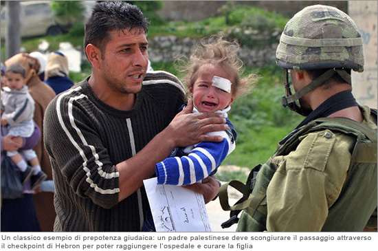 PALESTINIANS WAIT TO PASS ISRAELI CHECKPOINT IN HEBRON Tsahal_550.jpg