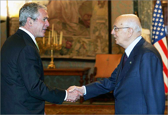 L'accoglienza di Napolitano per Bush al suo arrivo in Italia europa.jpg