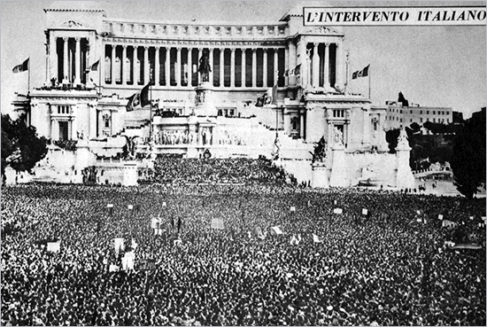 10 giugno 1940. Dal balcone di Palazzo Venezia Mussolini annuncia la dichiarazione di guerra dell'Italia alla Francia e alla Gran Bretagna