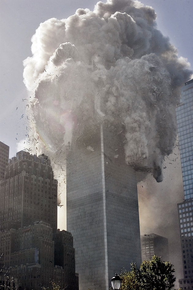 10:28, il crollo della Torre Nord. La struttura ha resistito per 102 minuti dopo l'impatto dell'aereo. (AP Photo Richard Drew)