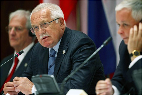 The Czech Republic's President Vaclav Klaus (C) speaks as his Polish counterpart Lech Kaczynski (R) listens during the second day of a meeting of Presidents of the Visegrad Group (V4) countries in Sopot, northern Poland Segreti_UE.jpg