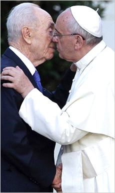 Bergoglio con il genocida Peres