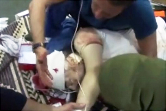 This image made from video provided by TVNET Friday, June 4, 2010 shows injured passengers onboard the aid ship Mavi Marmara, after a maritime showdown between Israeli commandos and activists onboard the ship colpi_alla_nuca_550.jpg