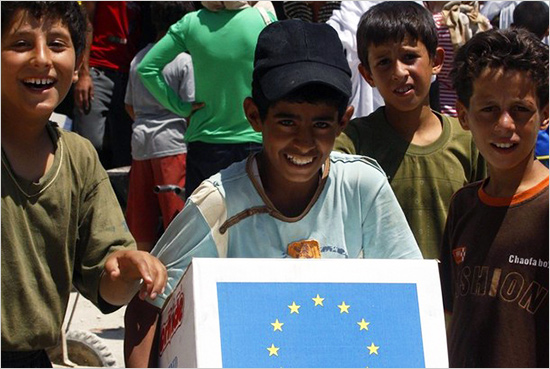 Palestinian refugees receive food supplies granted as aid by donars at Talbyah refugees camp, near Amman gaza_shoah.jpg