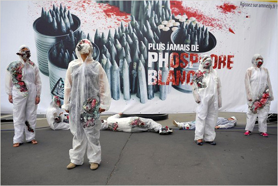 People demonstrate in support of residents of the Gaza strip on September 29, 2009 in Paris, after South African judge Richard Goldstone, who headed a UN commission, has faced stinging criticism in Israel a report accusing Israel and Palestinian militants of committing war crimes israele_convenzione_ginevra.jpg