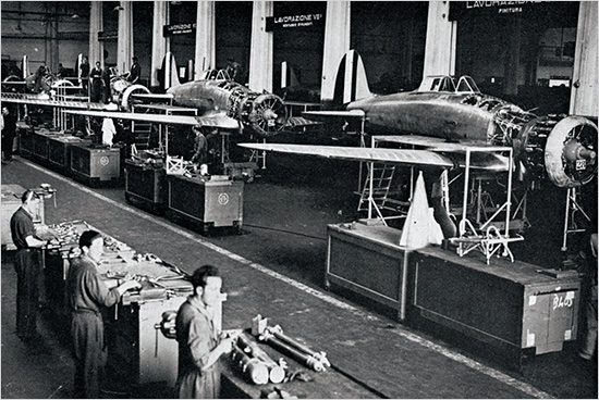 Catena di montaggio dei primi C.200 ad abitacolo chiuso. Su richiesta degli stessi piloti, le successive versioni vennero prodotte con l'abitacolo aperto. Stabilimenti Breda, Giugno 1940. italia_espansionismo.jpg