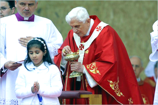 Pope Benedict XVI gives the communion to faithfuls during mass on Aliados Avenue in Porto on May 14, 2010 on the last day of his official visit to Portugal.