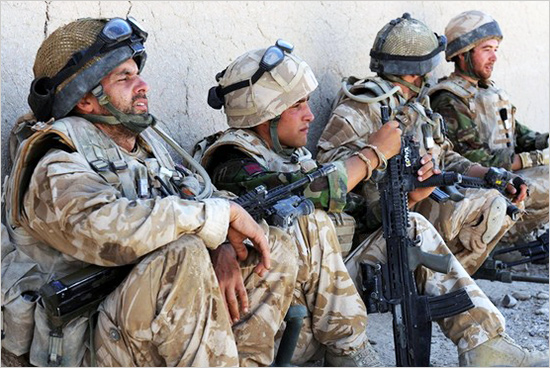 Soldiers from Britain's Mercian Regiment are seen resting during a patrol as part of operation fronte_pub.jpg