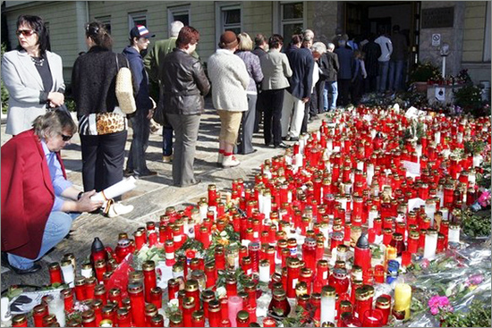 People wait in line to sign a book of condolences in memory of the leader of Austria's Buendnis Zukunft Oesterreich (BZOe) party (Alliance for Austria's future) and Governor Joerg Haider in front of the provincial government in Klagenfurt October 12, 2008. Austrian far-right leader Haider, a charismatic populist who helped bring anti-immigrant politics into the European mainstream, was killed in a car accident on October 11, 2008. haider_550.jpg