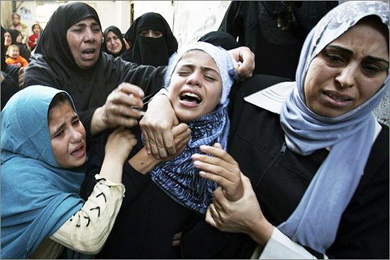 Palestinian relatives of Hamas gunman Wajed Moharib mourn during his funeral in Khan Younis in the southern Gaza Strip November 5, 2008 jarrah_550.jpg