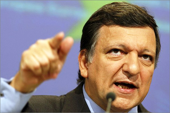 European Commission President Jose Manuel Barroso holds a news conference on the financial crisis and the economy at the EU Commission headquarters in Brussels, October 29, 2008 ogm_barroso.jpg