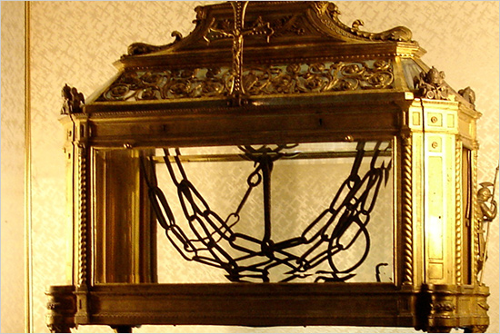 Catene o vincoli che, secondo la tradizione, furono utilizzate per legare S.Pietro durante la sua prigionia nel carcere Mamertino san_pietro_catene.jpg