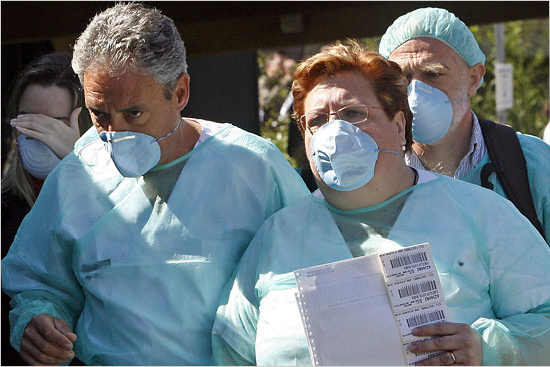 Medical staff at a hospital in Valencia, Spain, where a person with possible symptoms of swine flu is being treated. swine_flu_550.jpg