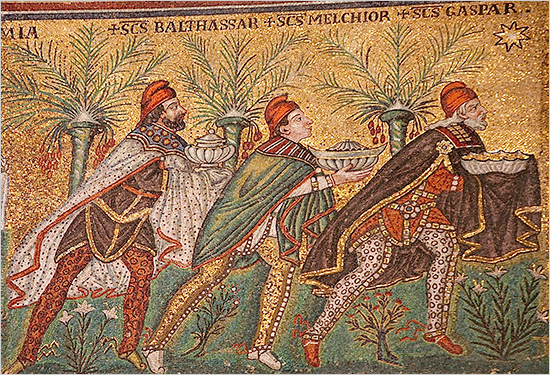 I Re Magi con i loro abiti tradizionali: brache, mantello e berretto frigio. Ravenna, Basilica di Sant'Apollinare in Classe, ca 600. torah_karma.jpg
